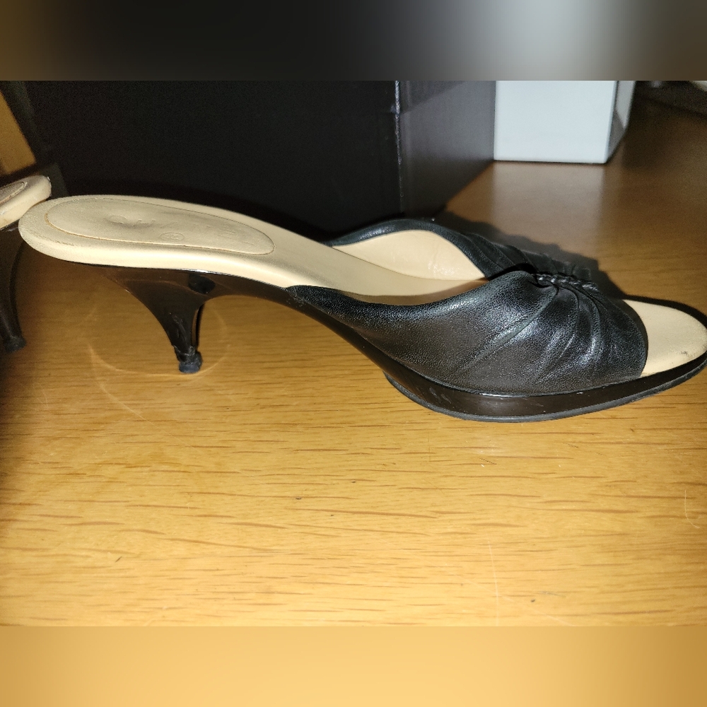 CHANEL kitten heels in Black - Picture 6 of 13